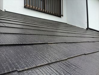 平塚市大神にて塗装後のスレート屋根で雨漏りが発生、原因を調査しました