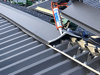 棟板金の設置