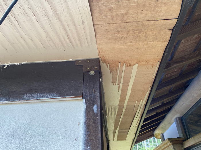 軒天の化粧板が剥がれている