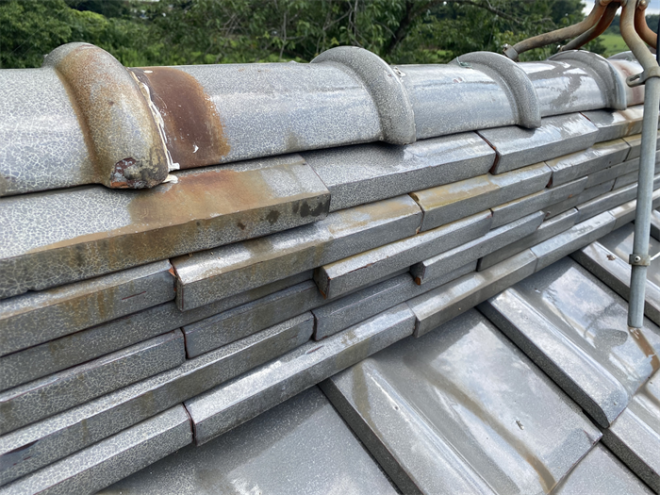 積まれた棟瓦