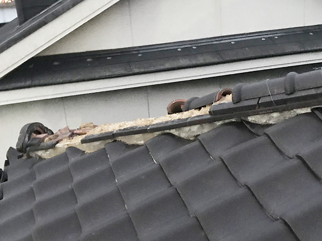 吹田市天道町で棟倒壊による雨漏りが発生し、棟取り直しにて修繕をご案内