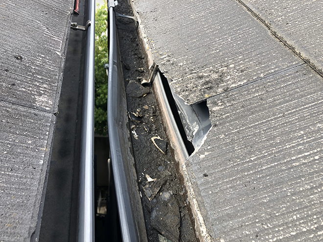 吹田市千里山東にて屋根と雨樋の点検、お隣との間が狭くてもご相談ください！