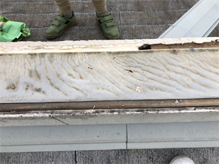 シートに覆われた柱