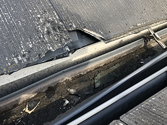 屋根の破損と歪んだ雨樋