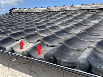 瓦の浮きを確認