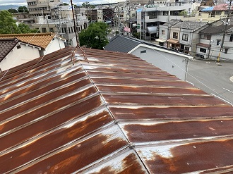 錆が全体に広がるトタン屋根