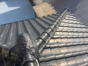 棟がコーキングで塗り固められています