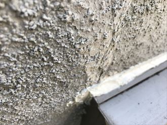 サッシにシーリングを増して雨漏りを止めます