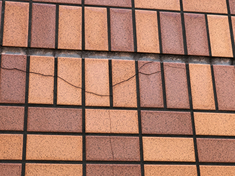 吹田市江坂町にてひび割れたマンション外壁タイル補修で雨漏り予防