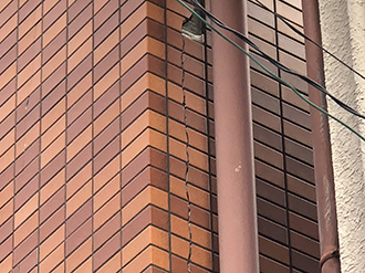 割れて剥離したタイル