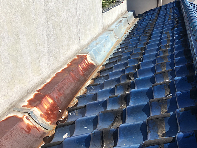 吹田市内本町で外壁との取り合いに設置された板金劣化による雨漏りです