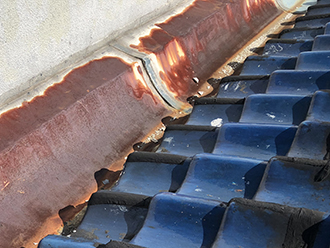 錆びて歪んだ板金