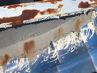 ヒビ割れて隙間ができている