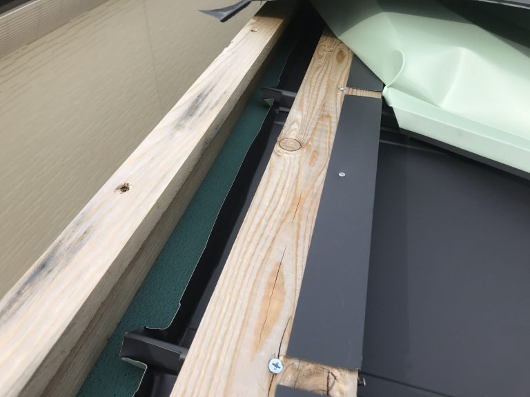 棟板金が剥がれ隙間が露出