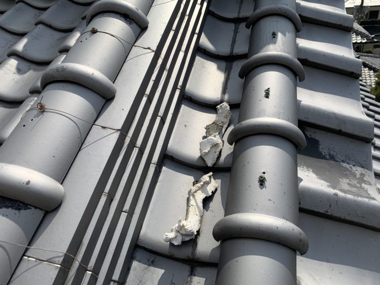 漆喰が剥がれ落ちている