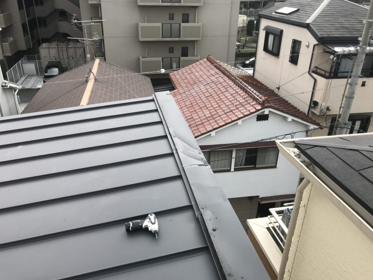 強風で剥がれてしまった棟板金