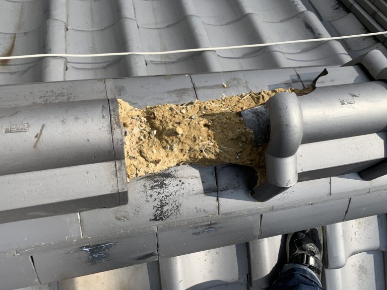 京箱が破損した瓦屋根