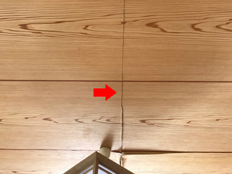 湿気で天井の化粧板がめくれている