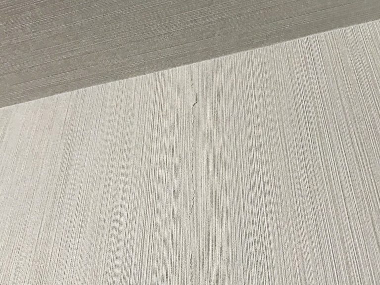 雨漏りで剥がれたクロス