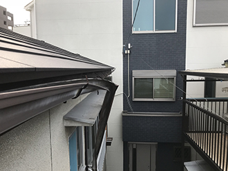 はしごにて雨樋の不具合を確認