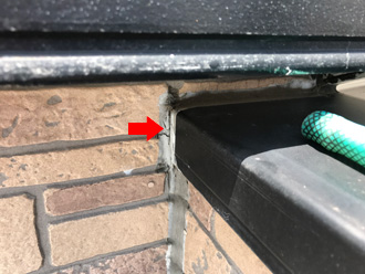 横浜市旭区鶴ケ峰本町で雨漏り調査からバルコニーの笠木のコーキング痩せが原因でした