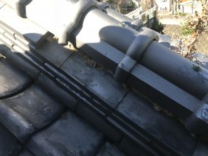 のし瓦がなくなり葺き土がむき出しの大棟