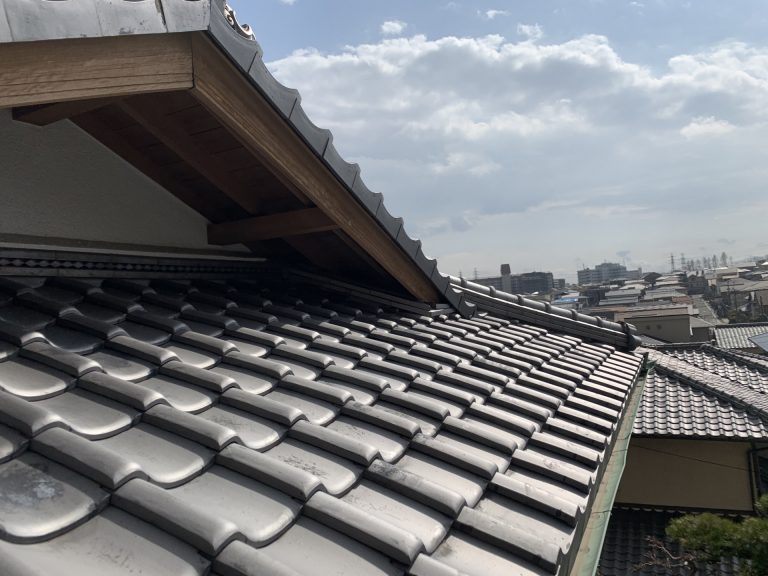 瓦屋根上部の外観