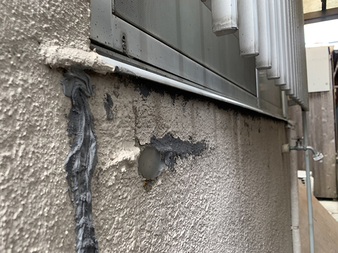 吹田市藤が丘町、クラック多発のモルタル外壁、１０年に一度は塗装しましょう