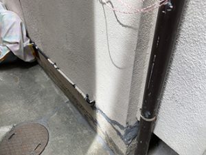 広い面積をコーキングで補修されています