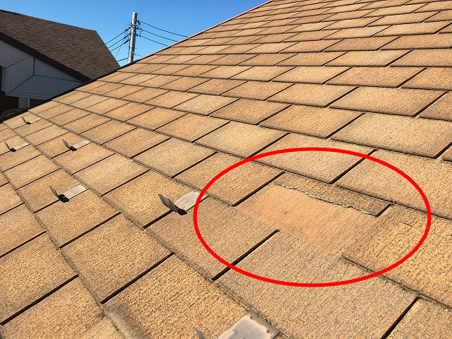 スレート瓦が一枚だけ割れた屋根