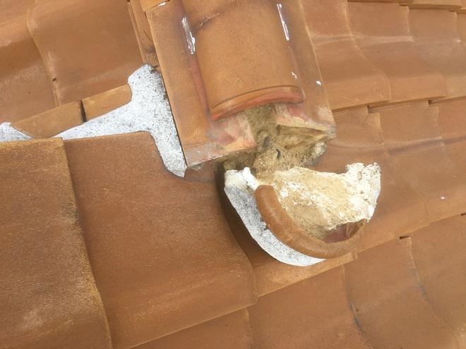 吹田市豊津町で鬼瓦が外れた瓦屋根に雨漏りのリスクが！【無料点検実施】