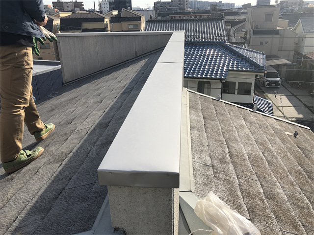 ガルバリウム鋼板による笠木取り付け工事完工