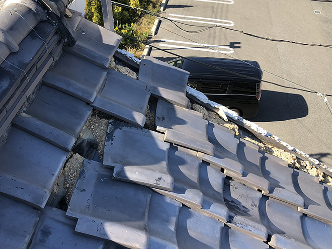 瓦がずれて下地が見えている