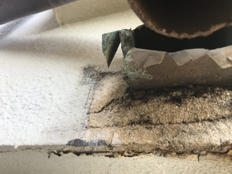 壁のクラック箇所から雨水が浸水