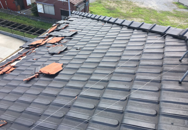 捲れた瓦屋根です