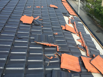 小田原市栢山で、捲れた洋瓦屋根のご自宅での葺き替え工事にアイジー工業のスーパーガルテクト(Sシェイドブラウン)をご提案し雨漏りを未然に対策！