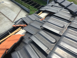 防水紙が見えています