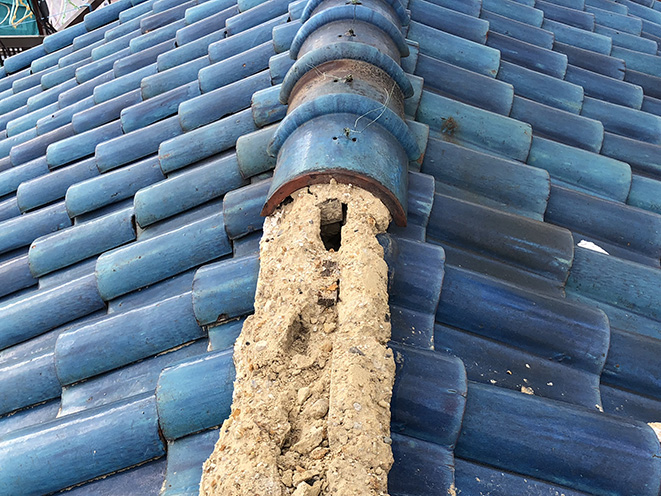 棟が崩れ葺き土が露出