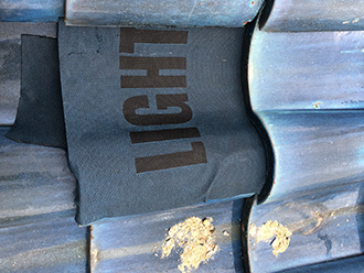 割れた瓦を防水紙で応急処置