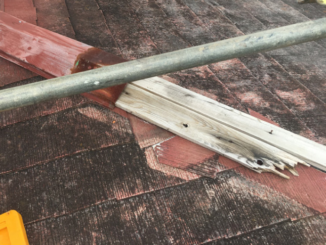 飛散した棟板金