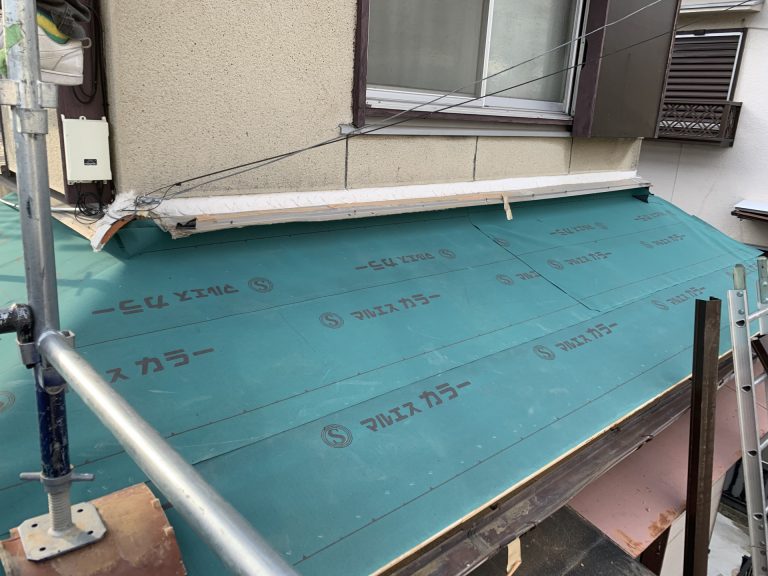 下屋根に防水紙を敷きます
