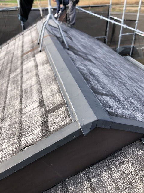 貫板の釘を外す作業の様子