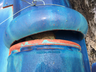 歪んだ棟の冠瓦に隙間が発生