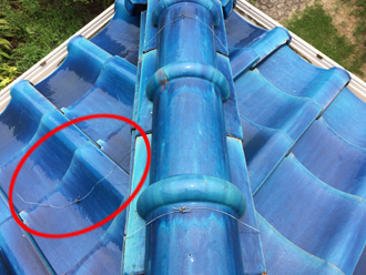 棟瓦の銅線が切れている