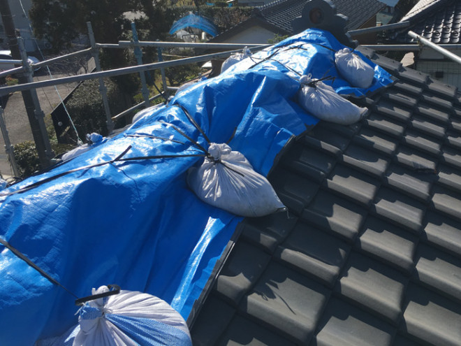 強風で雨漏りしている箇所をブルーシートで養生
