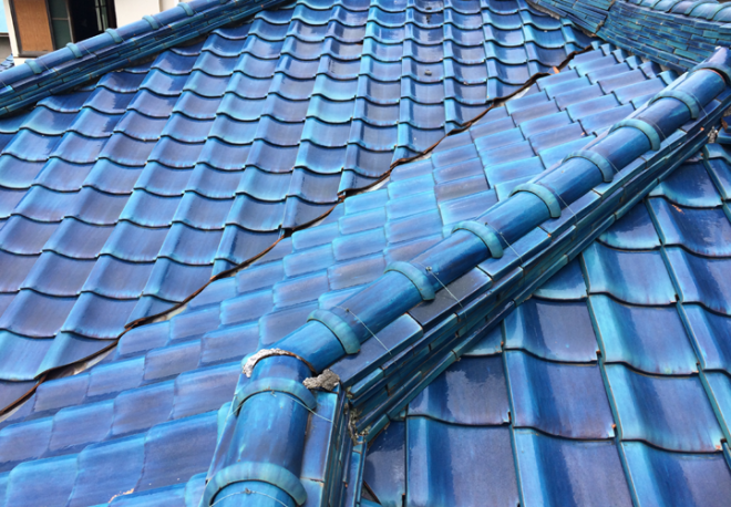 海老名市上今泉の瓦屋根では、歪んだ棟瓦などから雨水が入り込むことで雨漏りが発生していました