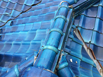 下地の傷んだ瓦屋根