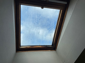 天窓から雨漏りしている