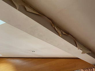 雨漏りによってクロスが剥がれている