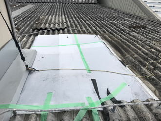工場屋根の雨漏り補修　仮補修跡